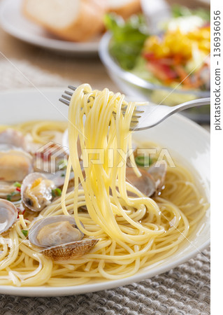 用叉子叉起蛤蜊白湯麵 用叉子叉起蛤蜊白湯麵 136936056