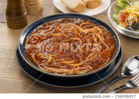 餐桌上擺放著肉醬湯、義大利麵和麵包。 136936057