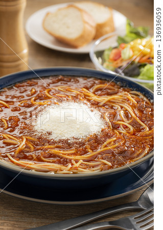 一大份肉醬義大利麵湯，上面撒著碎起司。 136936059