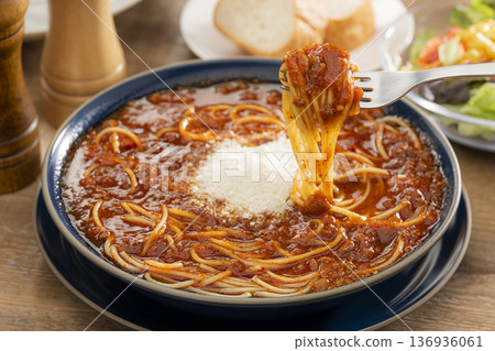 肉醬義大利麵湯,撒上碎乳酪,用叉子叉起來。 肉醬義大利麵湯,撒上碎乳酪,用叉子叉起來。 136936061
