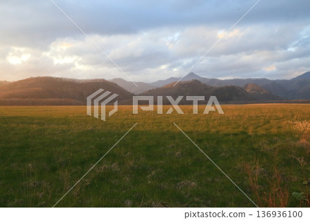 Grasslands and mountains dyed in the sunset Grasslands and mountains dyed in the sunset 136936100