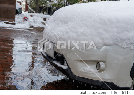 一夜之間,一輛SUV被雪覆蓋了。 一夜之間,一輛SUV被雪覆蓋了。 136936114