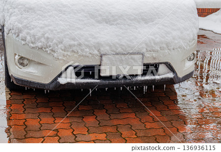 一夜之間，一輛SUV被雪覆蓋了。 136936115