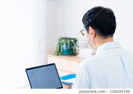 Male man who operates PC Male man who operates PC 136936190