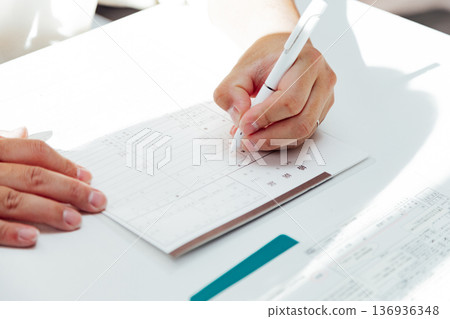 簽署結婚登記表 136936348