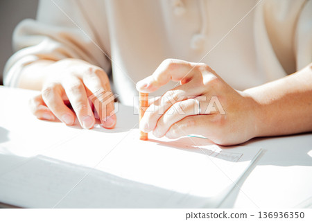結婚登記蓋章的場景 結婚登記蓋章的場景 136936350