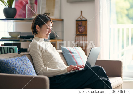 在家裡經營個人電腦的女性 136936364