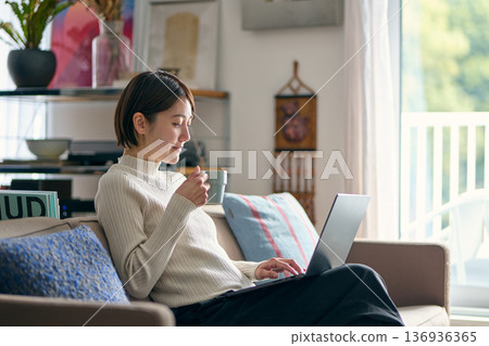 在家裡經營個人電腦的女性 136936365