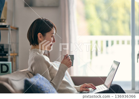 在家裡經營個人電腦的女性 136936366