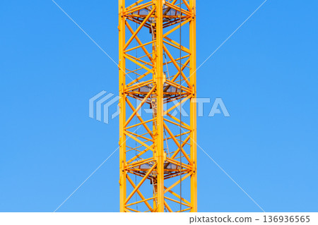 藍天下塔式起重機的鋼結構細節 136936565
