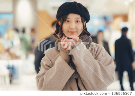 在商場購物的女人 136936567