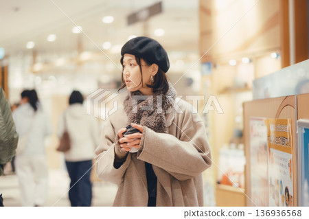 在商場購物的女人 136936568