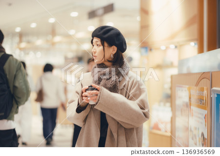在商場購物的女人 136936569