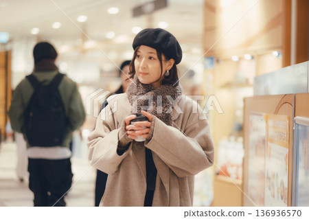 在商場購物的女人 136936570