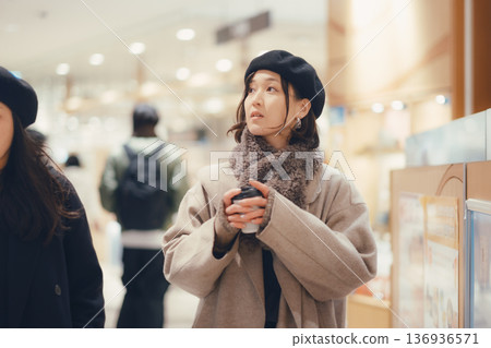 Woman shopping at the mall 136936571