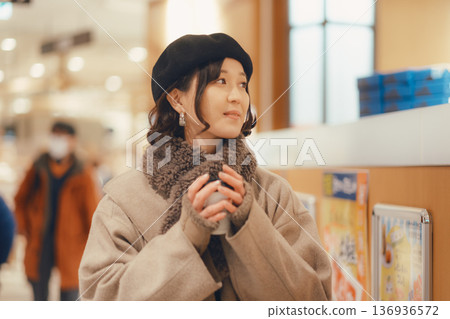 在商場購物的女人 136936572