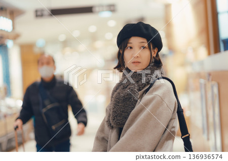 Woman shopping at the mall 136936574