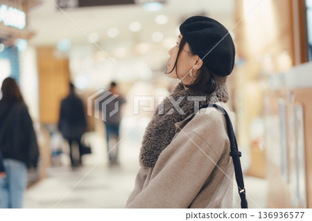 在商場購物的女人 136936577