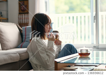 放鬆在客廳的婦女 136936612