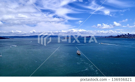 從美國加州舊金山金門大橋上看到的景色 136936821