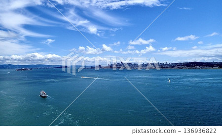 從美國加州舊金山金門大橋上看到的景色 136936822
