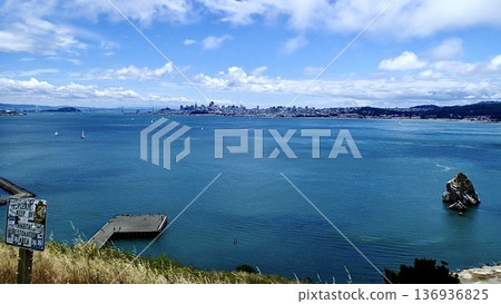 從美國加州舊金山金門大橋上看到的景色 136936825