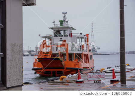 The Echigo Lagoon Ferry, which supports the lives of local residents 136936903