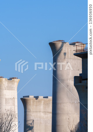 正在施工的混凝土碼頭，背景是藍天 136936950