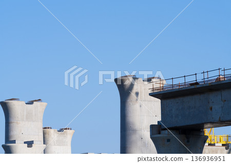 正在施工的混凝土碼頭,背景是藍天 正在施工的混凝土碼頭,背景是藍天 136936951