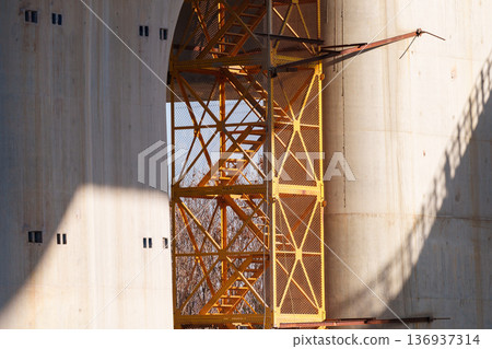 混凝土橋墩與施工現場之間的鋼結構樓梯 136937314