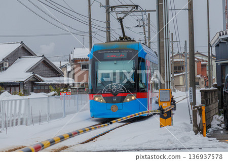 萬代線輕軌穿行於白雪皚皚的景色之中 萬代線輕軌穿行於白雪皚皚的景色之中 136937578