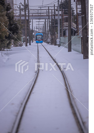 萬代線輕軌穿行於白雪皚皚的景色之中 萬代線輕軌穿行於白雪皚皚的景色之中 136937587