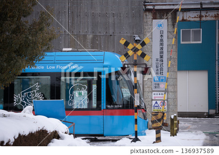 萬代線輕軌穿行於白雪皚皚的景色之中 136937589
