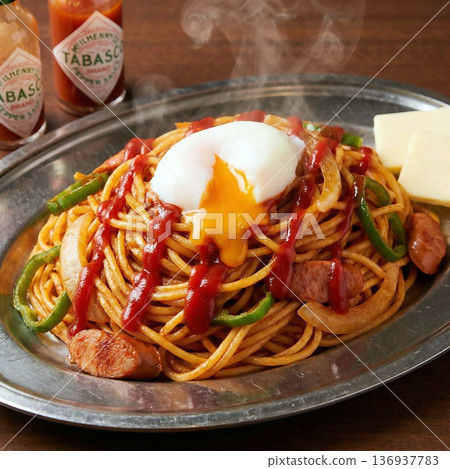 一顆溏心蛋放在義大利麵上，淋上大量的番茄醬，慢慢融化，發出滋滋的聲響。 136937783