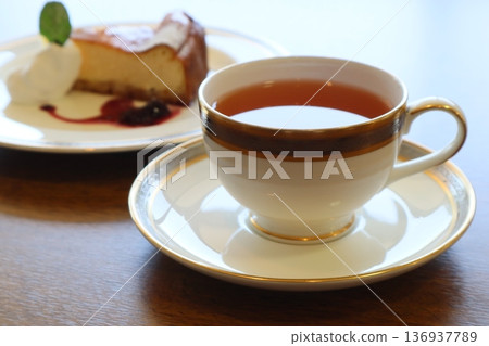 芝士蛋糕和茶的下午茶時間 芝士蛋糕和茶的下午茶時間 136937789