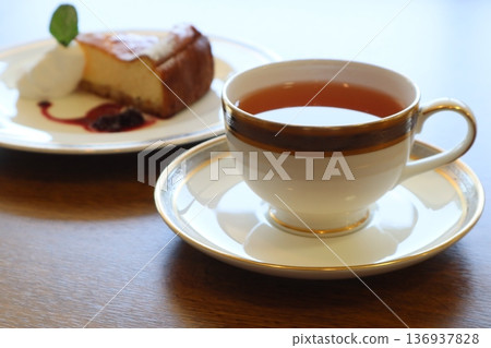 芝士蛋糕和茶的下午茶時間 136937828