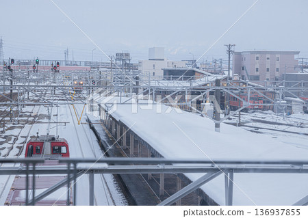 從JR高岡站看到的冰見線列車 136937855