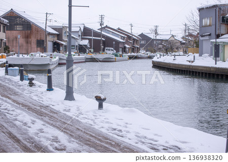 Fishing boats and snowy scenery in Uchikawa district, Toyama prefecture 136938320