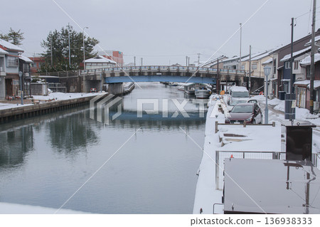Fishing boats and snowy scenery in Uchikawa district, Toyama prefecture 136938333