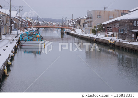 Fishing boats and snowy scenery in Uchikawa district, Toyama prefecture 136938335
