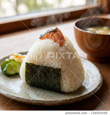 閃亮的三角形飯糰 136938389