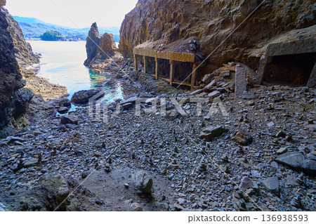 從島根縣松江市島根町原休景堂內眺望日本海 136938593