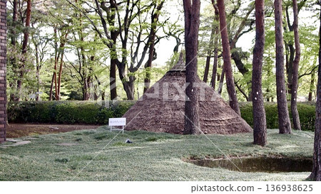 Scenery of the ruins in Omiya Park in Saitama City, Saitama Prefecture Scenery of the ruins in Omiya Park in Saitama City, Saitama Prefecture 136938625