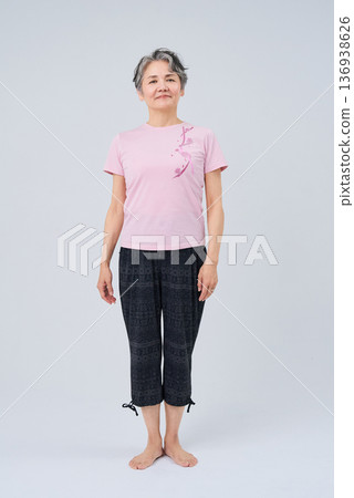 老年婦女做柔軟度練習 老年婦女做柔軟度練習 136938626