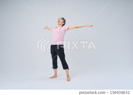 老年婦女做柔軟度練習 136938632