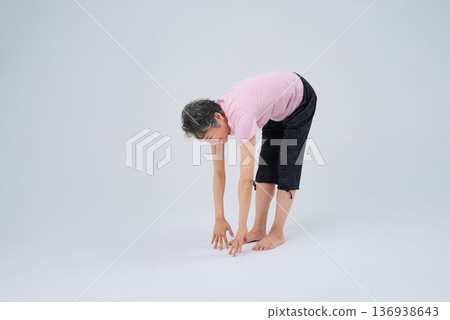 老年婦女做柔軟度練習 老年婦女做柔軟度練習 136938643