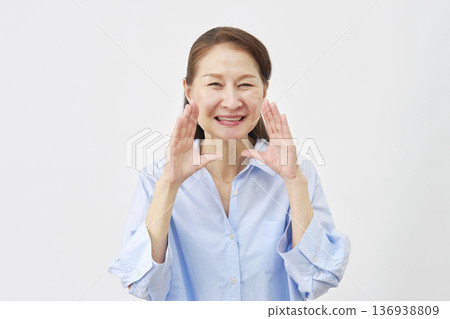 白色背景上的女子歡呼 136938809