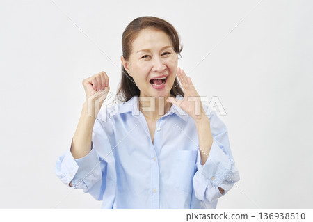 白色背景上的女子歡呼 136938810