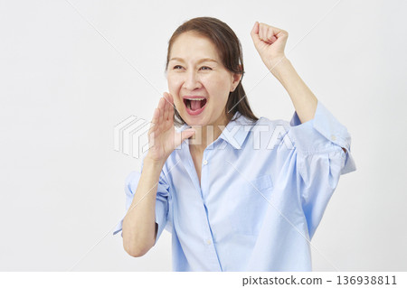 白色背景上的女子歡呼 136938811