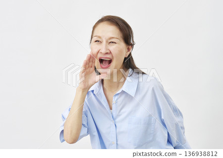 一位女子對著白色背景喊叫 136938812